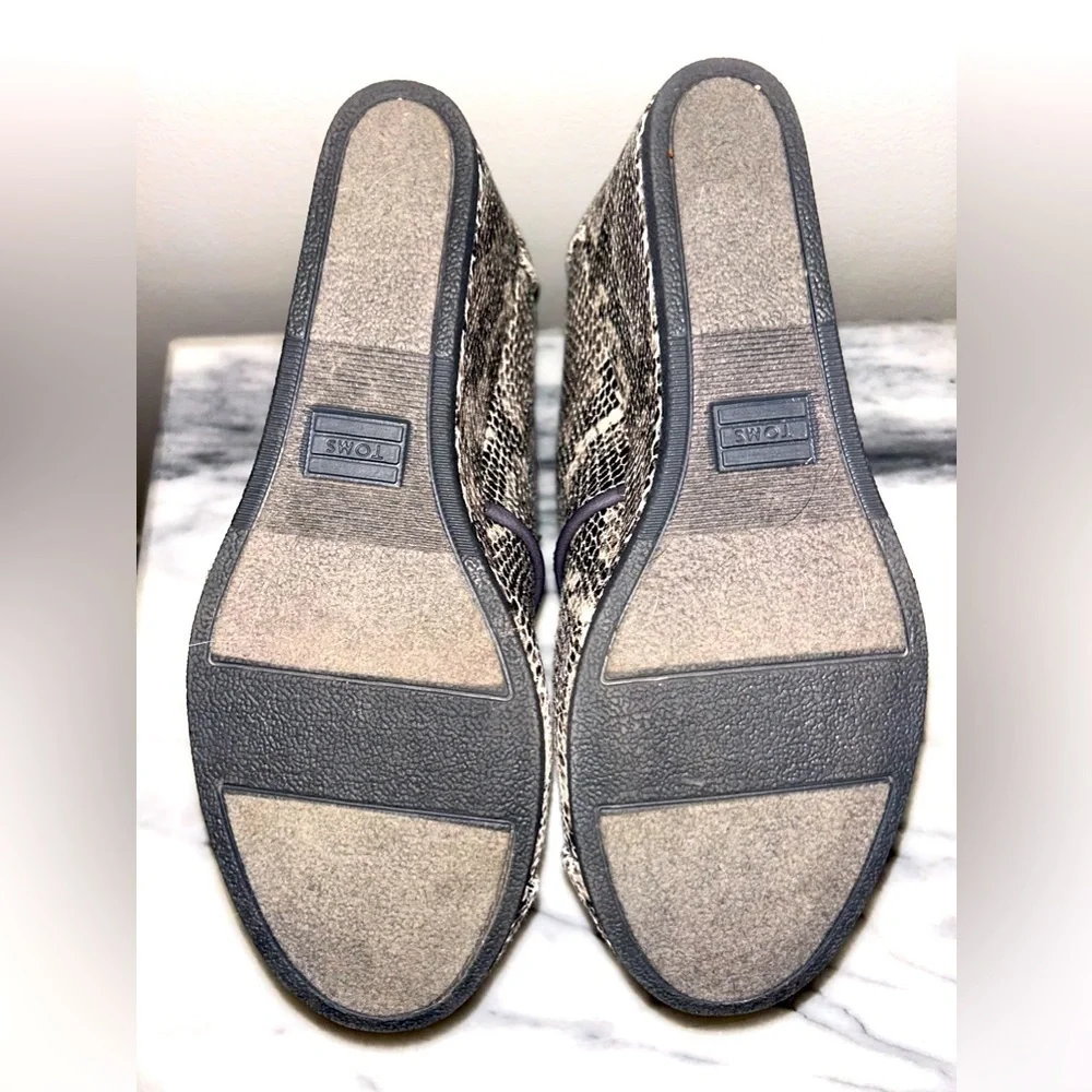 Tom’s Kala Gray & Black Faux Snakeskin Bootie Lace Up Wedges Animal Print 8.5